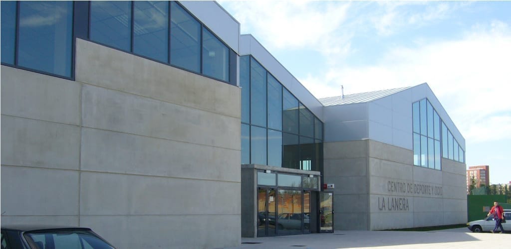 Centro deportivo y equipamiento público - acceso y volumen